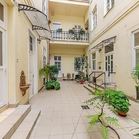Rose Garden In Centre For 4 דירה