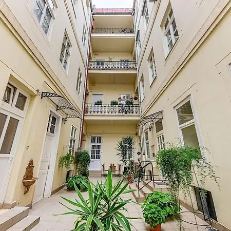 Rose Garden In Centre For 4 Appartement