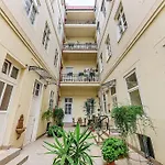Rose Garden In Centre For 4 Appartamento